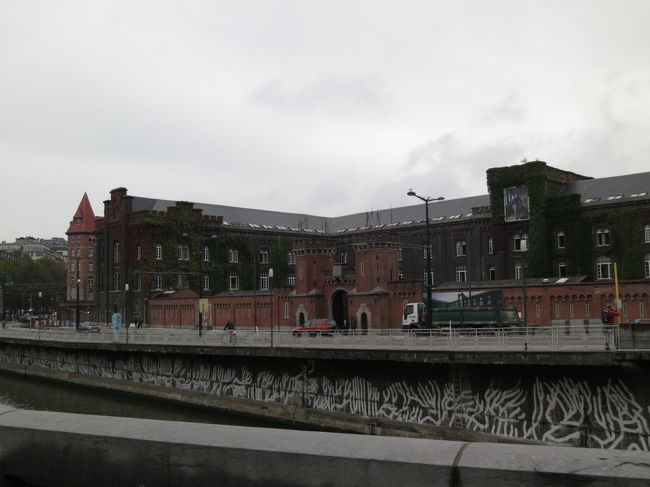 運河の方に戻ってきました。<br />何か美術館風の外観です。