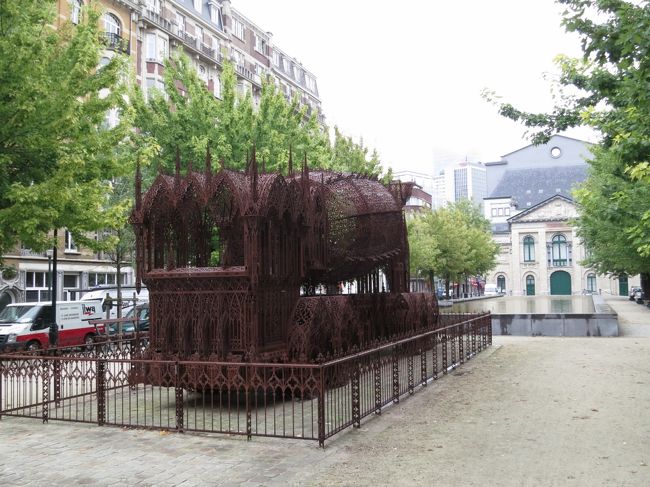 これは針金で作ったタンクローリーみたいな感じ。<br />不思議アート炸裂。