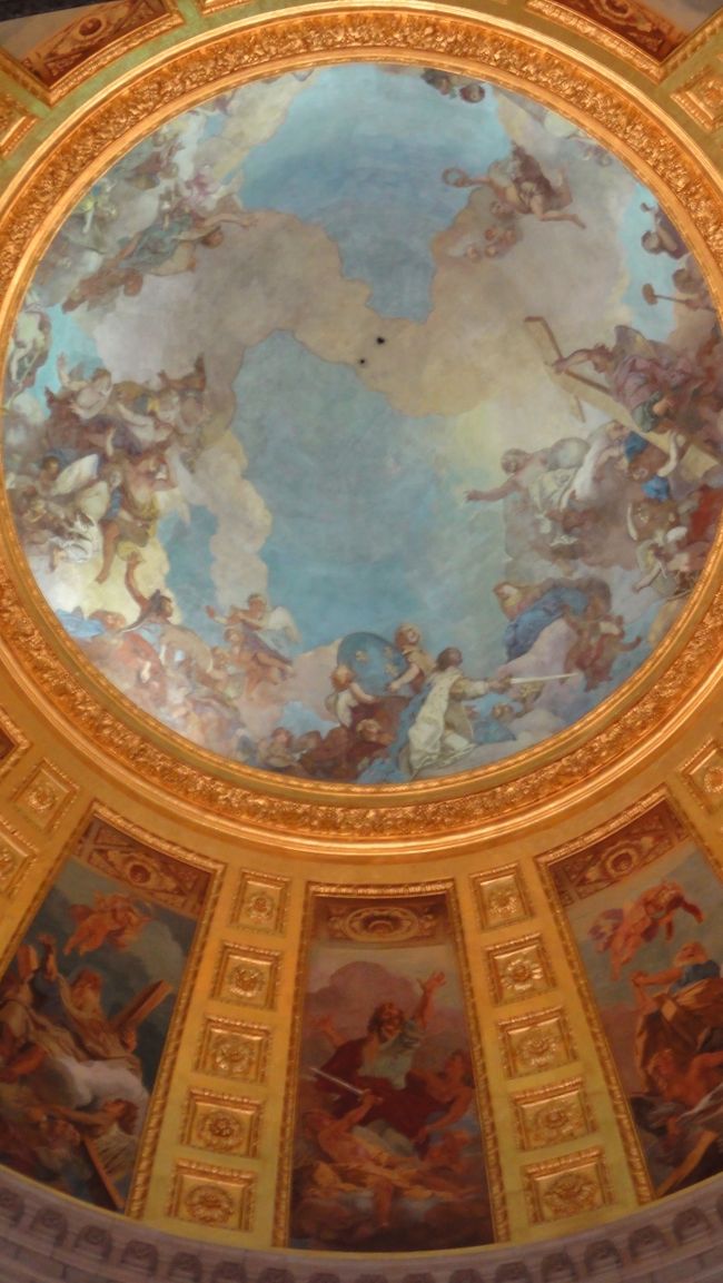 「ナポレオンの柩」　以外にも、<br /><br /><br />「ジョゼフ・ボナパルト」・・・ナポレオンの兄<br /><br /><br />「ジェローム・ボナパルト」・・・ナポレオンの弟<br /><br /><br />「ナポレオン?世」・・・ナポレオンの子<br /><br /><br />「ルージェ・ド・リール」・・・フランスの国歌「ラ・マルセイエーズ」の作者<br /><br /><br /><br />その他　将軍などが眠っています。