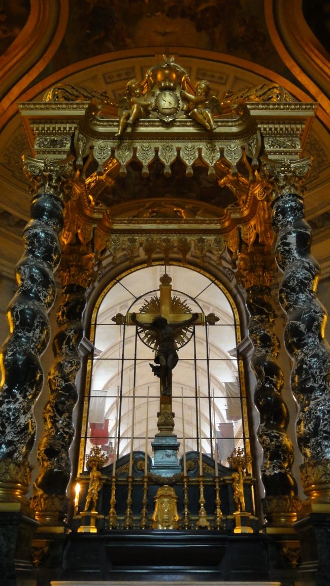 正面の　「祭壇」　です。