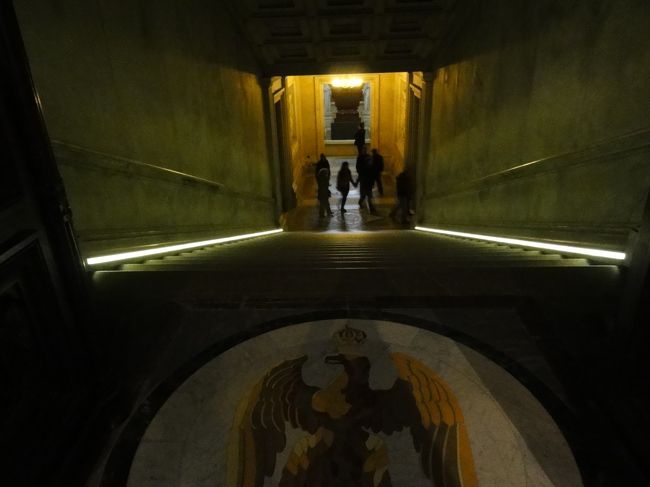 地下への階段です。