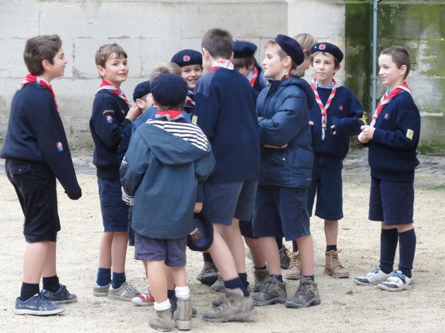 外に出ると、子供が騒いでます。