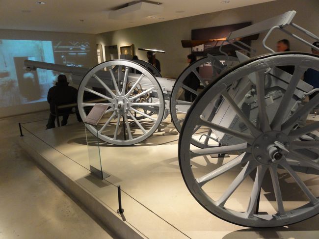 「近代」　の兵器が並んでいます。