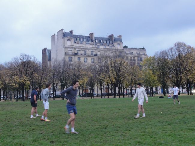 フランス旅行の　「１日目」　を終わり、　夜の　「シャンゼリゼ通り」　に向かって歩き、適当に地下鉄に乗りホテルに帰ります。
