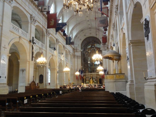 まっすぐ進むと教会です。