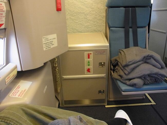 シートは、エクストラレッグルーム。<br />窓際だったんだけど、隣のおっさんのモニターが調子悪くて移動して行ったから自由度が広がった!!