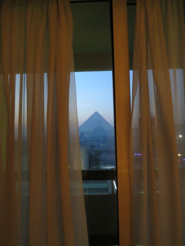 朝、目が覚めるとカーテンの隅間からピラミッドが見えていました。