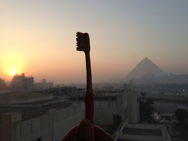 <br />日の出とピラミッドを見ながら歯磨き。<br /><br />