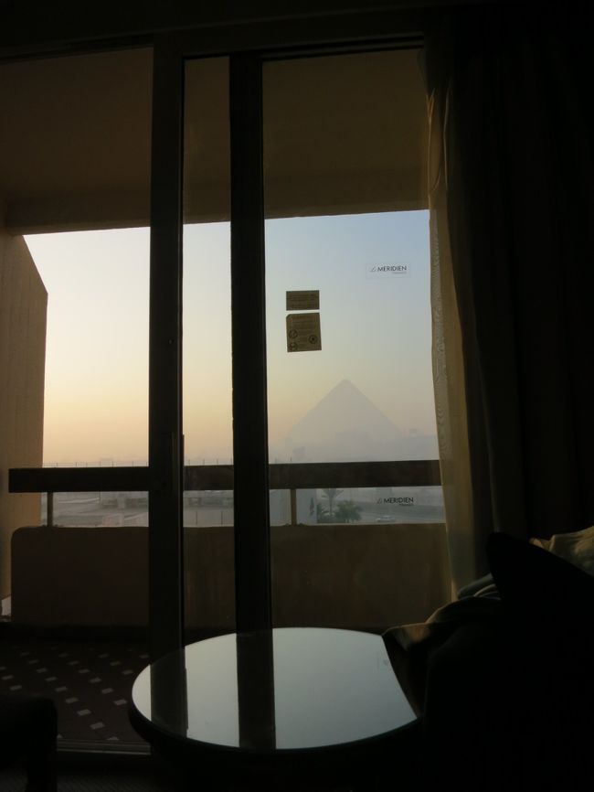 今日でカイロとはお別れなので、<br /><br />朝食を食べずベッドでゴロゴロしたり、<br /><br />コーヒーを飲みながらピラミッドをみていた。<br /><br />
