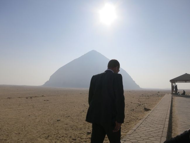 屈折ピラミッド<br /><br />今日の観光警察は、背広を着たダンディ警官。<br /><br />カイロでは背広なのかな？<br /><br />それと、二人着くはずだったようですが、デモのためひとりになったそうです。