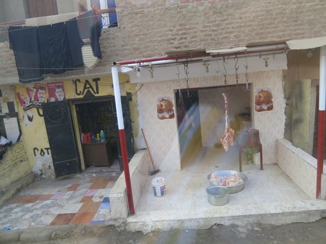 バスで移動。<br /><br />血のしたたる生肉を置くことで、新鮮さをアピール。<br /><br />私は、遺跡より人の生活を見る方が好きです。