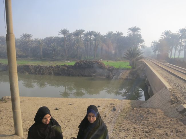 線路がありました。<br /><br />が、<br /><br />周りはゴミだらけ。<br /><br />土手はひどいものです。