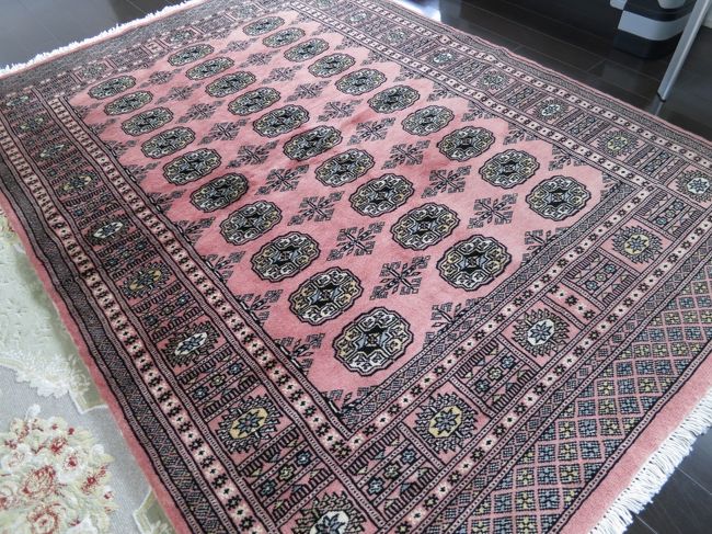 で、インスピレーションで決める私の目に飛び込んできたのがこれ。<br /><br />１４１０でしたが、カードで買うには３％の手数料がかかるからと、１１３０で購入。<br /><br />ちなみに、アメックスだと６％かかるそうです。<br /><br />いい物はここにはないのは分かっていたけど、家で見たらかなり雑なつくりでした。<br /><br />でも、色とデザインが気に入ったので気にしません。<br />