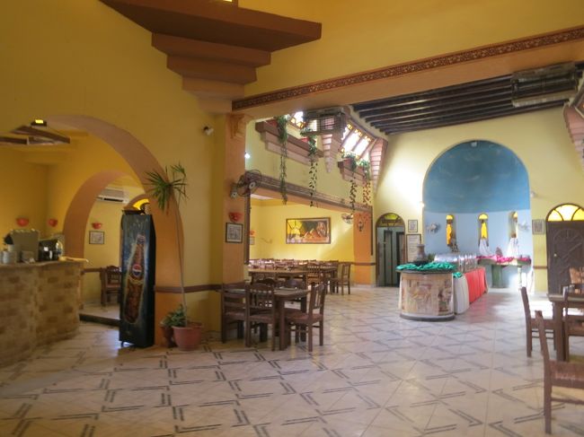 外で、串焼きのケバブを焼いていたので、トルコ料理のようです。<br /><br />