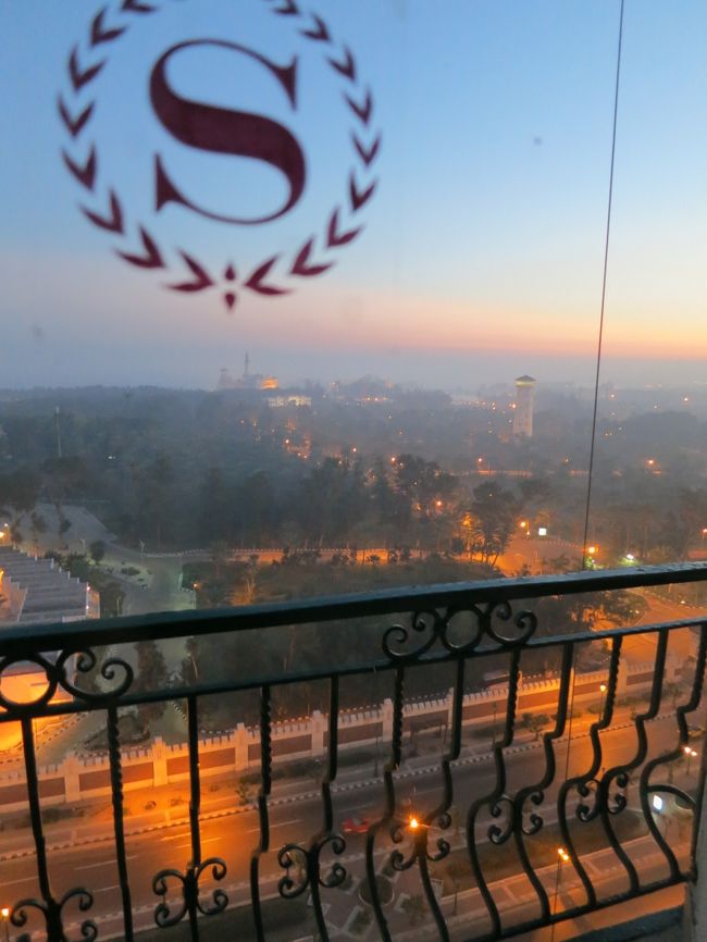 早朝のホテルの部屋からの景色