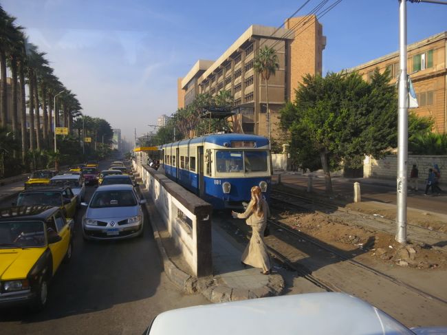 バスでアレキサンドリア観光へ。<br /><br />電車が走っています。