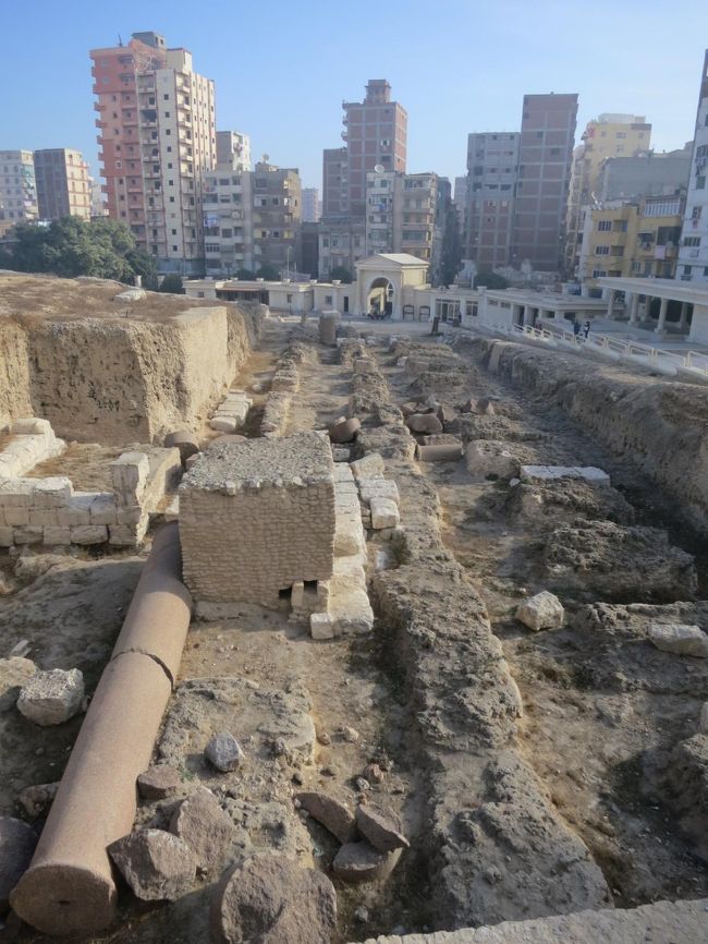 遺跡の周りは、普通の住宅地。<br /><br />でも、高い建物が多いので、他で見た作り方と違いました。<br /><br />ルクソールやカイロの作り方はひどかった。