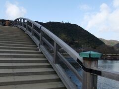 山上に岩国城が見えます

橋の傾斜はかなりあるので足の悪い方や車いすには難しいです。
