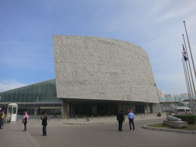 次に、アレキサンドリア図書館へ行くと、<br /><br />オープンは１１時からだとのことで、<br /><br />先に、カイトベイ要塞へ。