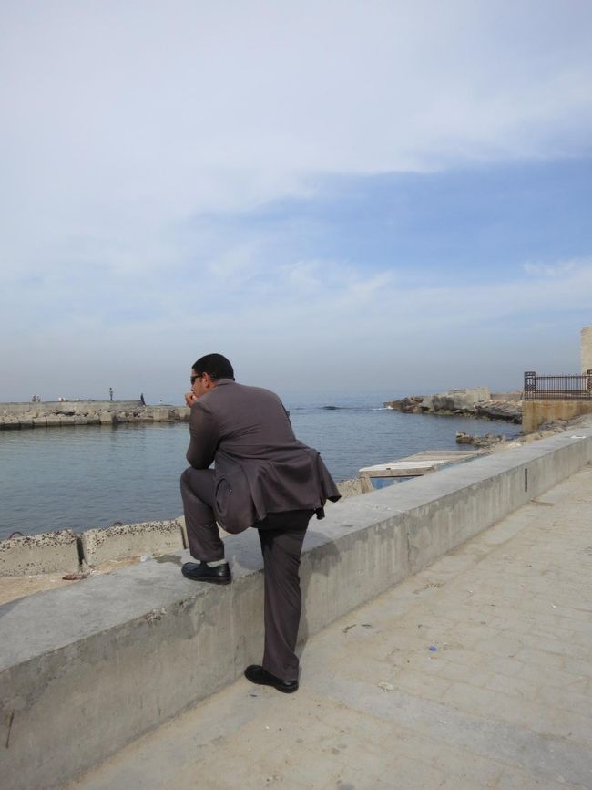 ふと海に目をやると、<br /><br />今日の観光警察のダンディ警官がポーズをとっていました。<br /><br />笑える<br /><br />ワイルドだろ〜