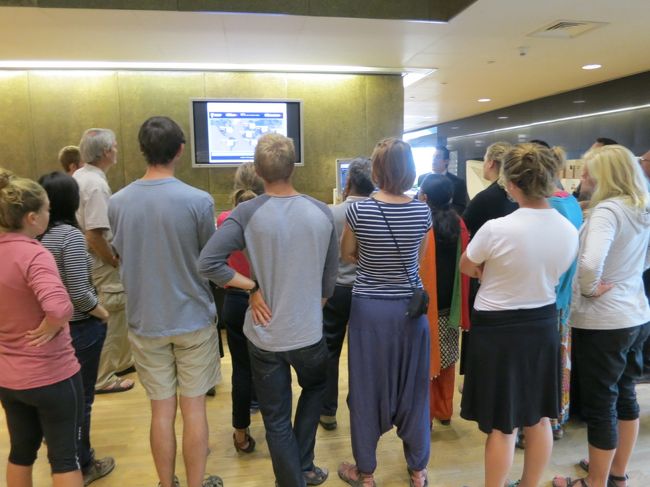 決められた図書館のガイドさんに集団でついていかなければいけません。<br /><br />サイトの画面を見ながらの英語説明なので、<br /><br />後で日本語サイトを見ると良いです。<br /><br />