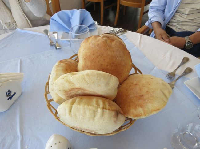 今回は、ふっくら膨らんだままの前菜パンでした。