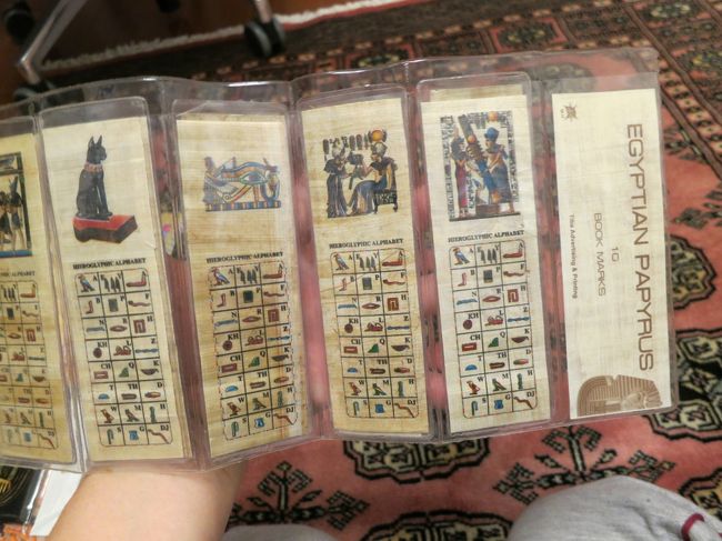 ホテルのショップにいい物があったけど、<br /><br />負けてくれないからお金貸して〜と奥様が来た。<br /><br />一緒に行くと、今までとは違うパピルスのしおりがあったので私も購入。