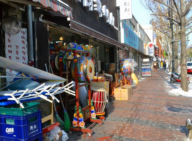 2日の朝。<br />西大門から鐘路3街（じょんのさんが）に地下鉄で行って、<br />トッシーの待つアップルバックパッカーズさんへ。