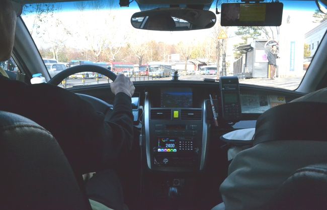 では、タクシーに乗って東大門へ。<br />4人で行くとタクシーがお得。<br />4200ウォンだったかな。