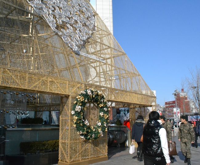 くまこちゃんと感動の再会をして、<br />タッカンマリのお店へ向かう。<br /><br />ソウルデートだ〜<br />クリスマスだねぇ。