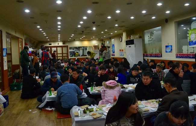 市場で買ってきた魚をさばいてもらって、ここで食べるのだ！！