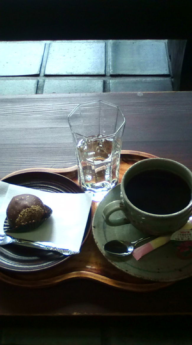 ちょっと先に落ち着きたくてコーヒーを。<br />栗の形をしたスイーツ。<br />まわりはチョコでコーティング♪<br />中はもちろん栗！