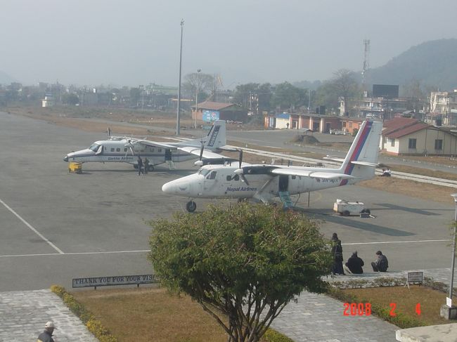 帰りは優雅に飛行機にしてみた。それにしても、なんとものどかなポカラ空港。空港まで歩いて行ったのははじめてだった。