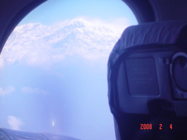 １時間半遅れで出発したブッダエアーのプロペラ機。しまった、自由席だったのか。どうりで日本人の団体のおじちゃんが早くから並んでいるのかと思ったら、左側の山の見える席をとるためだったのか。右側の席からでもなんとか山は見えました。