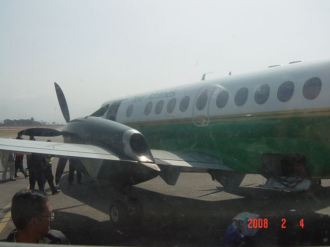 ７時間かけてバスで来た道のりを、わずか３０分で運んでくれたブッダエアーの飛行機。