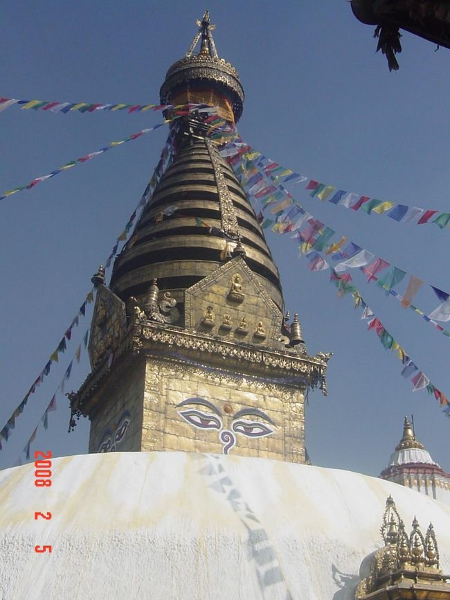 ここは行っとかないと。<br />スワヤンブナート寺院