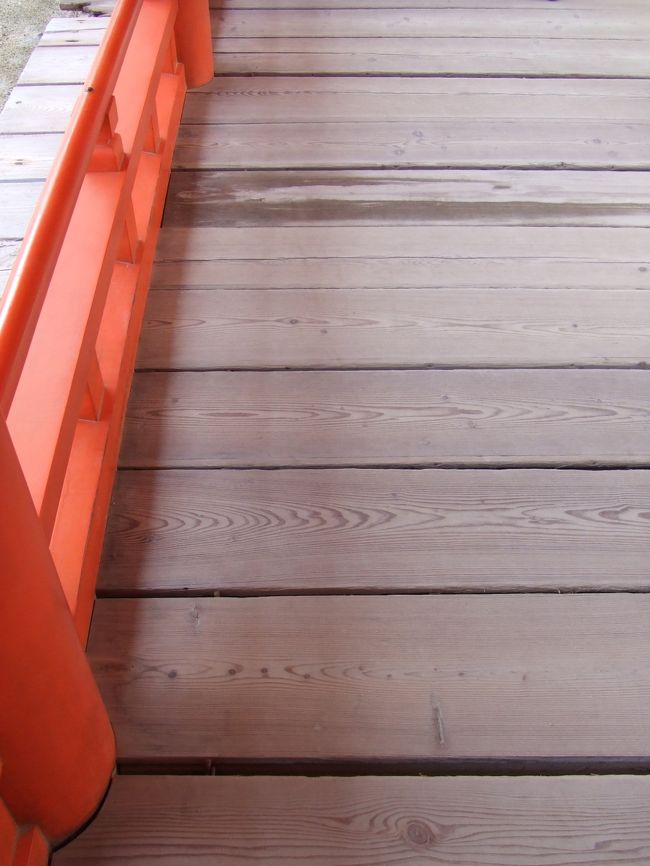 いざ境内へ。<br /><br />境内の回廊でガイドさんの話を耳にはさみ、とっさに撮影。<br />回廊の柱と柱の間、床板は８枚らしい。<br />
