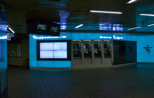 乙支路入口駅のハナ銀行。<br />4面マルチのサイネージがガンガンですが、<br />電力節約のためエスカレータが動いていませんでした。