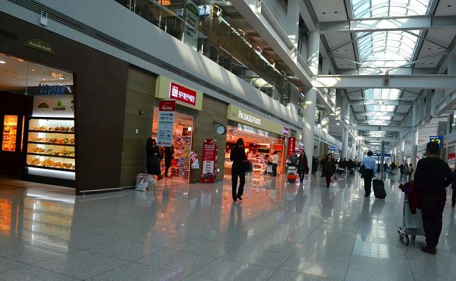 手荷物検査を抜けた。