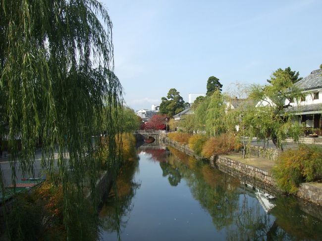 美観地区を流れる倉敷川、静かで落ち着いた雰囲気。