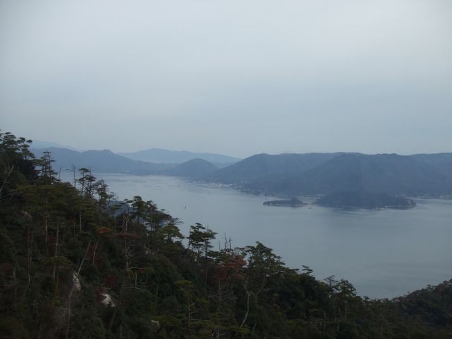 ロープウェーから瀬戸内海を眺める。
