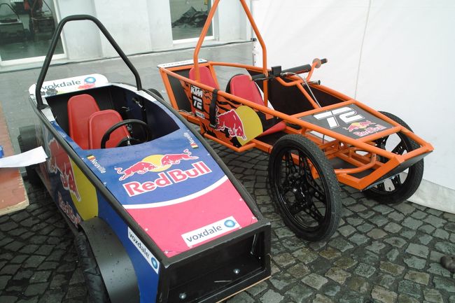 ???日本で言う鳥人間コンテスト・レッドブル主催!!（坂を下るんだけど）