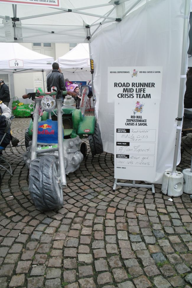 海外に行くと日本にはないレッドブルを飲む事を楽しみにしている夫はテンションがあがります。<br />じゃあ、スタートまで美味しいものでも食べてまったりすごしますか……<br />なんてわけに行かず、後ろ髪ひかれながら空港へ…