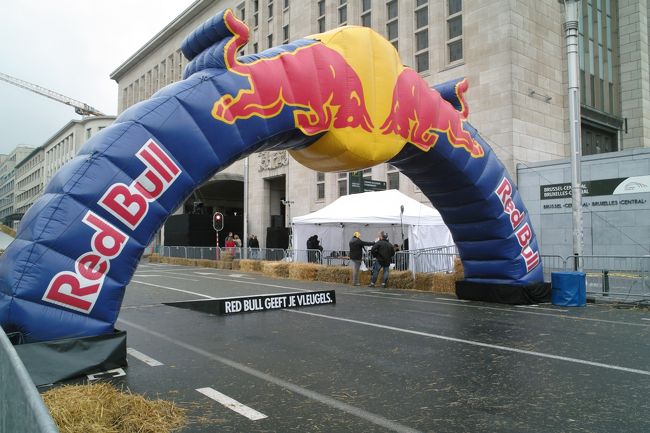 歩いているとどーーーーーーーん!!レッドブルだー。これはなあに????と坂をのぼって行くと……