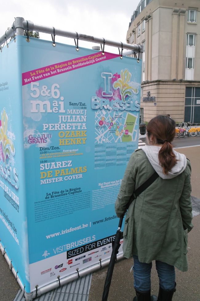 飛行機の時間が夕方なのでなんとなく王立美術館、楽器博物館方面にお散歩。<br />すると、今まで気づかなかったポスターに……どうやら何かのお祭りが今日らしい?????