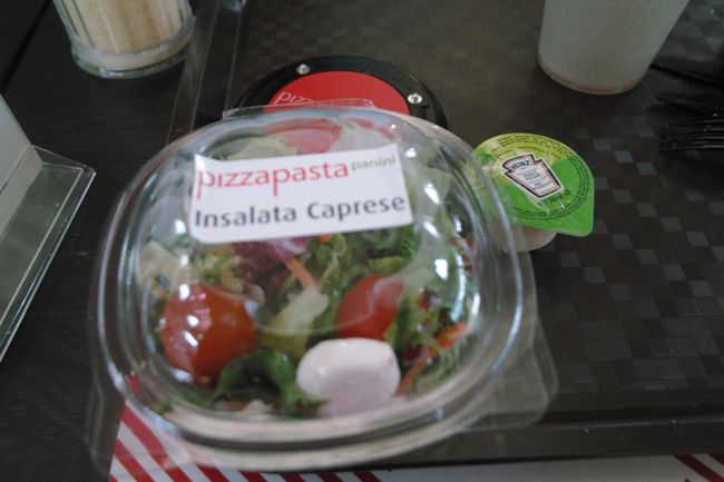 <br /><br />空港で食べたサラダ。<br />わさびマヨネーズドレッシング。<br />美味しい。