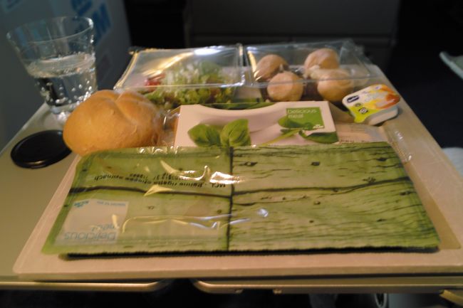 バルセロナ→韓国の間の機内食。お味はまあまあ。