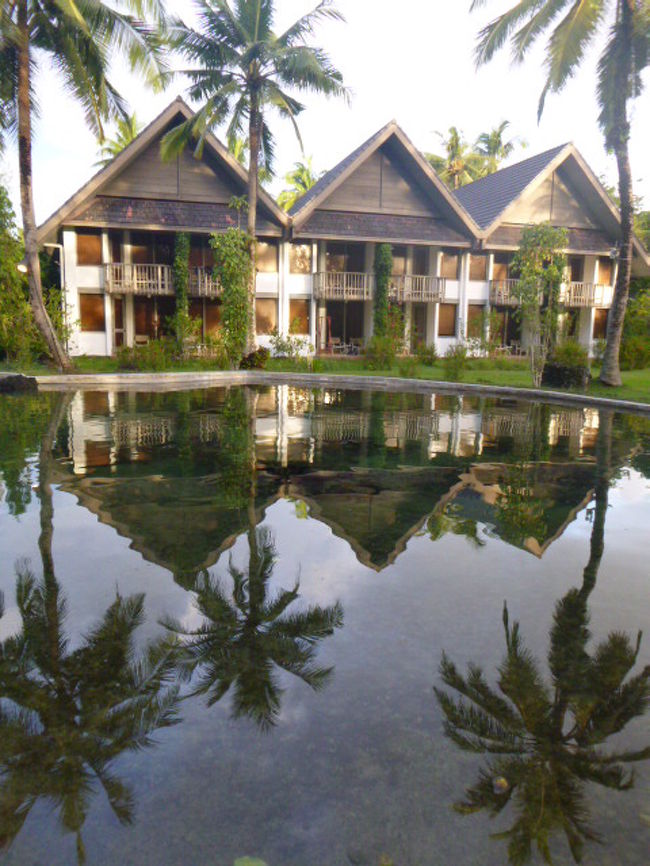 【３日目】<br />８時頃、起床。<br />テラスに遊びに来る鶏にクッキーをあげる。<br />朝食は和食のルームサービス。<br /><br />９時、フィッシュポンドの餌やりに参加。<br />エイ、カメ、魚、鶏がいる。