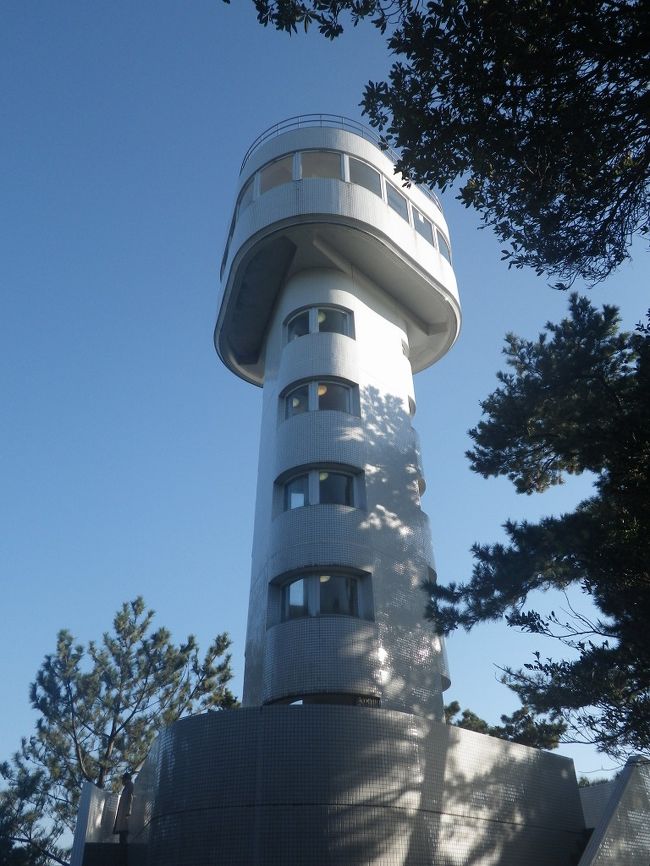 岬にはまさに白亜の灯台がそびえています。<br /><br />内部のらせん状階段をひたすら上ると展望台まで行くことができます。<br /><br />無料です（笑）