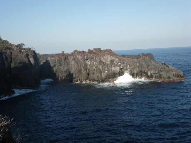 かなり強い波が岩肌に押し寄せています。<br /><br />風は弱いのですが、波は高いようです。<br /><br />